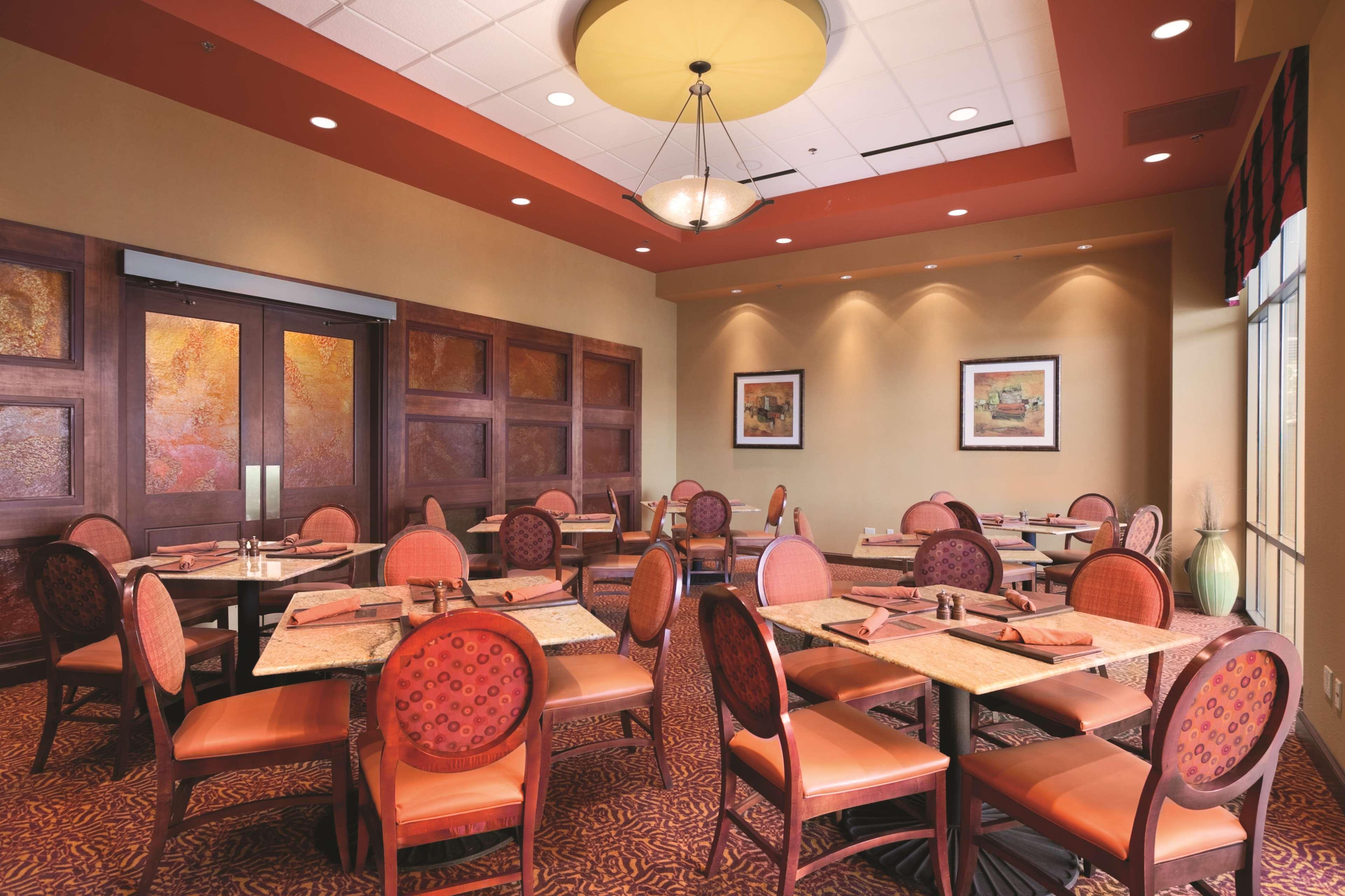 Embassy Suites East Peoria Hotel And Riverfront Conference Center Restaurant photo